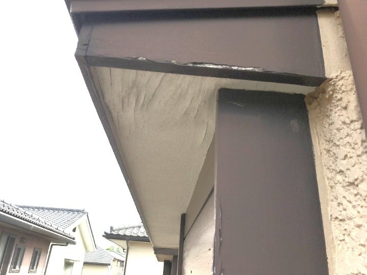 庇下の軒天に見られたたわみ