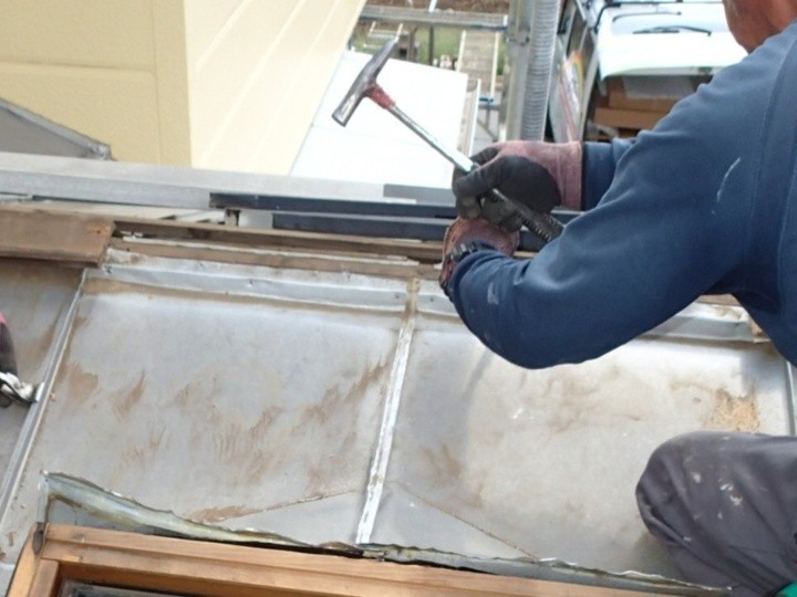 周辺板金の取り外しと解体作業で原因に近づける
