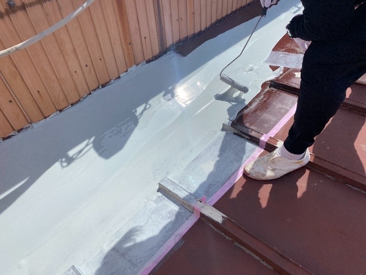 ウレタン防水の塗布で谷部を一体化