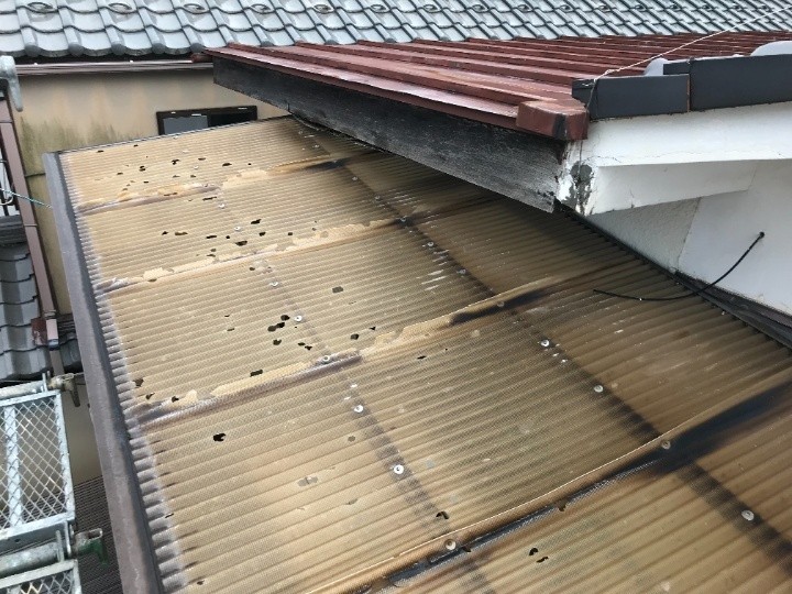 雹災害で傷んだベランダ波板屋根