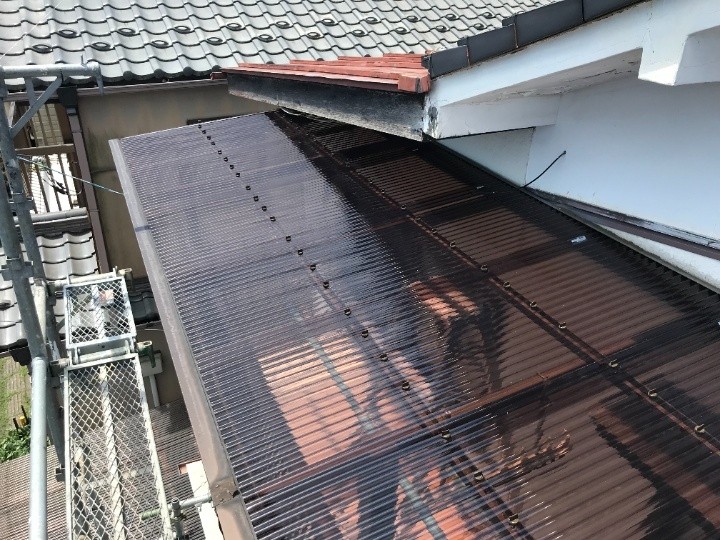 雹災害で傷んだベランダ波板屋根を熱線カットポリカ波板に交換復旧工事
