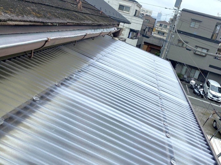 雹被害を受けたベランダ波板屋根に新しくポリカーボネート波板を使って交換工事