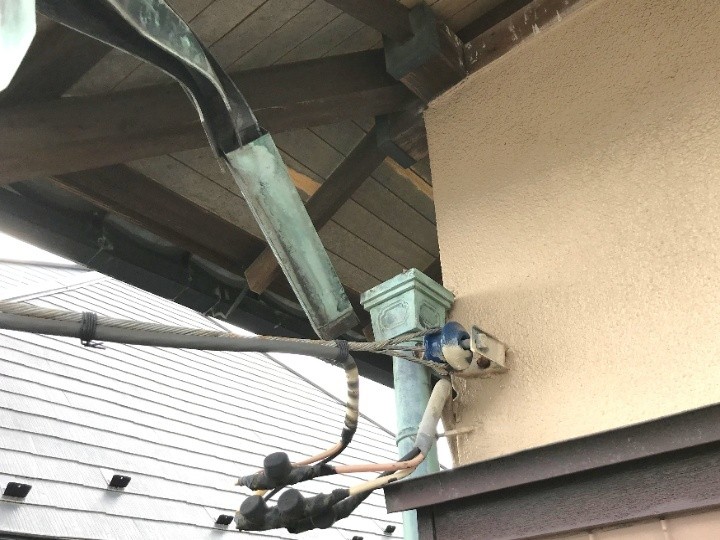 銅製雨樋の破損により、排水が乱れる恐れがありました