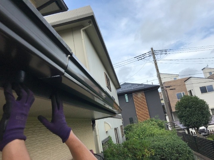 新しい軒雨樋の復旧取付と納まり調整