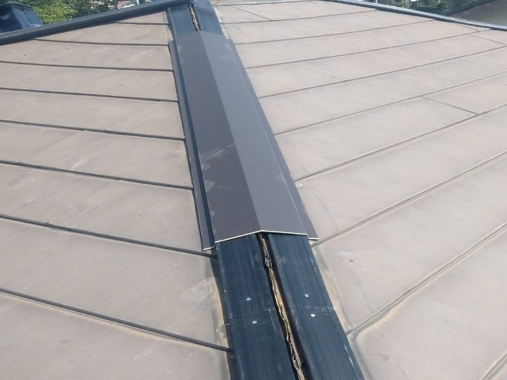 新しい棟板金の取り付け