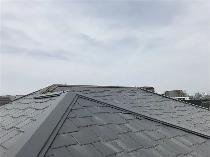 強風で損傷した棟板金