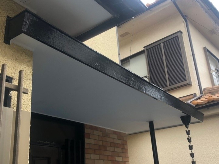 雨漏りで天井板が剥がれた玄関庇（ひさし）に補修工事を実施