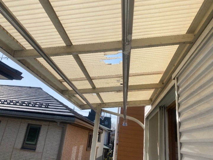 劣化で破損したベランダ波板屋根