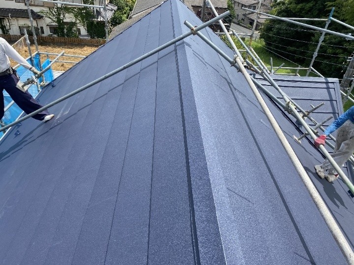 コロニアルネオ屋根からスーパーガルテクト屋根へカバー工事したお住まい