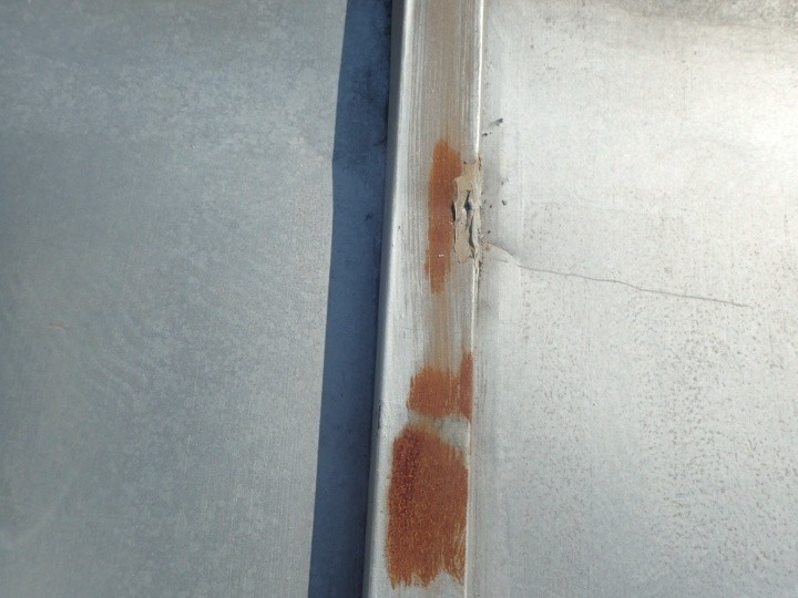 穴あきやひび割れが発生した危険な状態