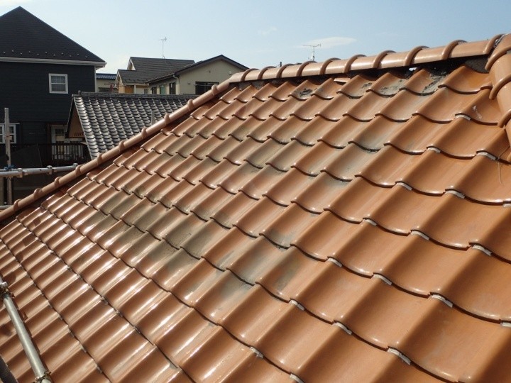 漆喰が崩れた棟瓦に新工法ハイロールを採用した棟瓦取り直し工事を施工