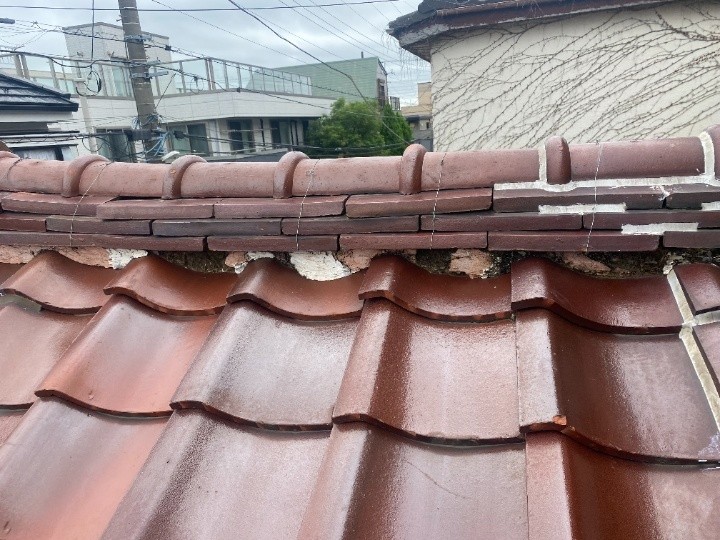 漆喰が崩れた下屋根