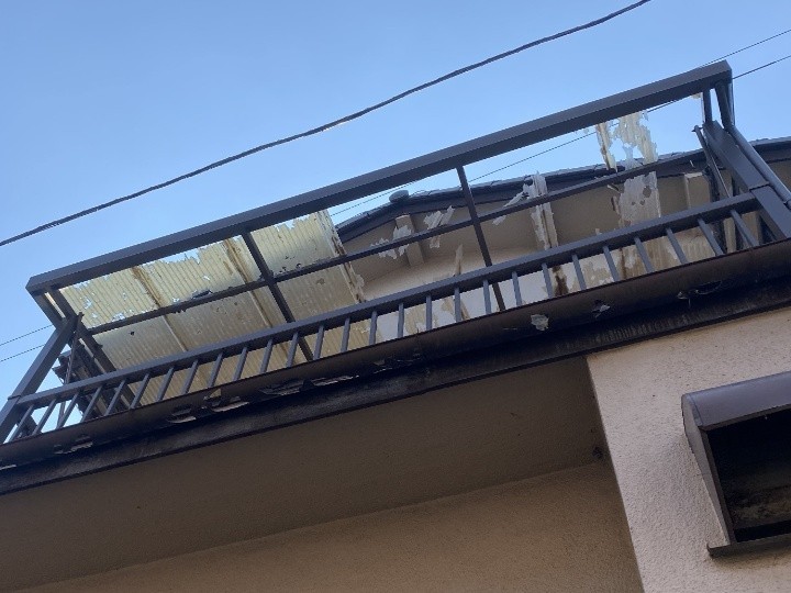 2階ベランダの広範囲にわたる破損