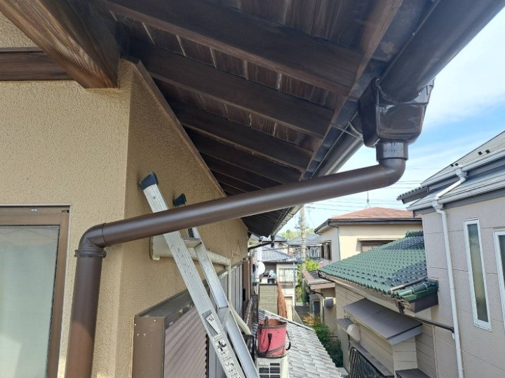 不具合が起きた雨樋と瓦屋根に部分補修工事を施工