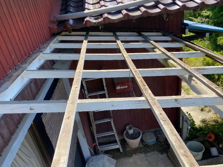 波板の撤去と下地の清掃