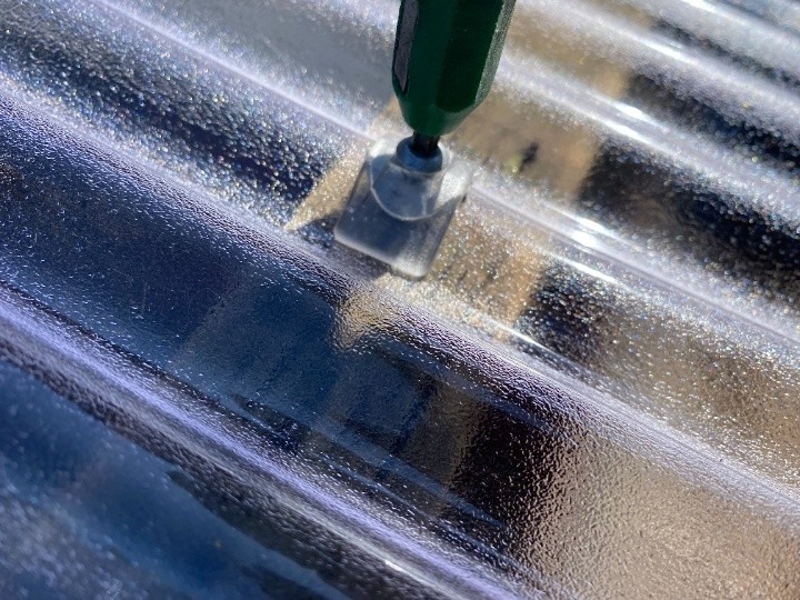 ビス固定の丁寧な施工