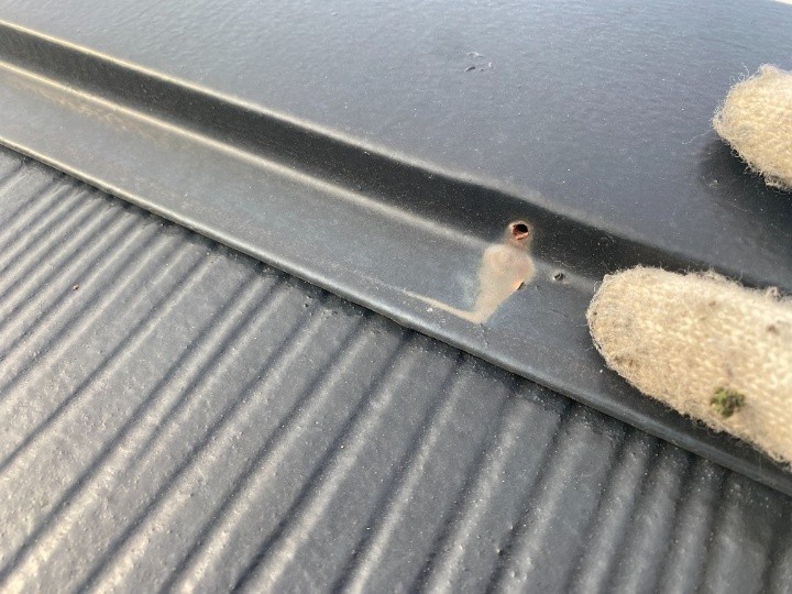 既存棟板金の釘穴