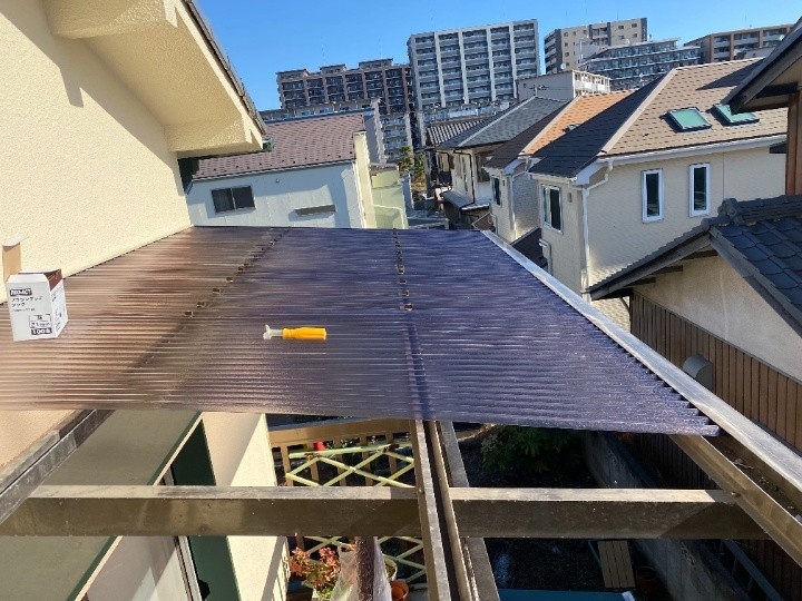新しい波板の加工と仮置き