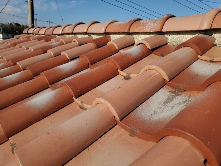 棟周辺に詰められたモルタルの劣化を確認