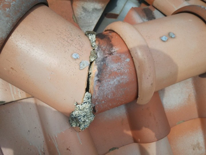 棟継ぎ目のモルタルの剥離