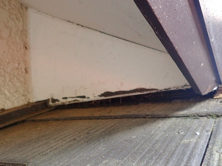 雨漏りする棟違い屋根