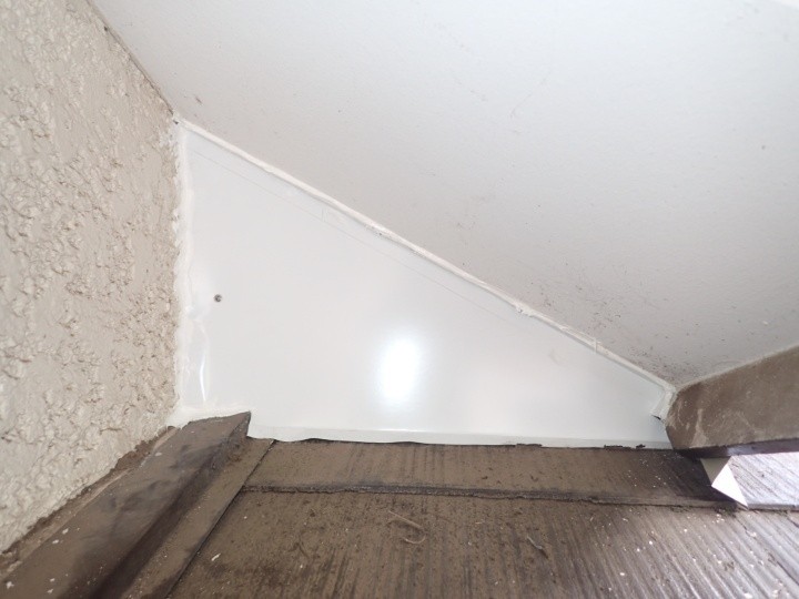 雨漏りする棟違い屋根にガルバリウム鋼板カバーを用いた修復工事を実施