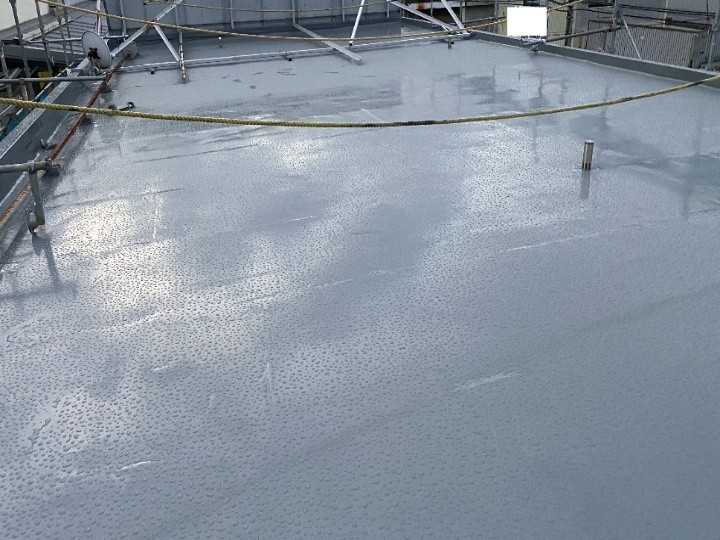 ひび割れした新港の陸屋根に通気緩衝工法でウレタン防水工事して雨漏り予防