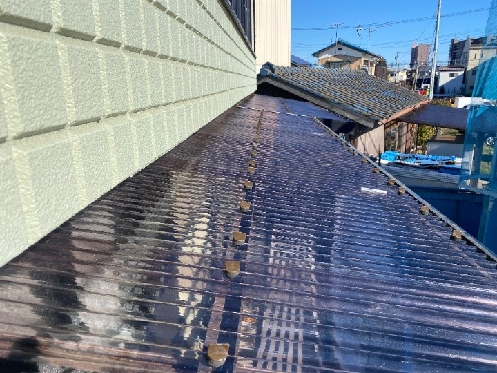 雹被害で破損したベランダの塩ビ製波板屋根からポリカ製波板屋根へ交換工事