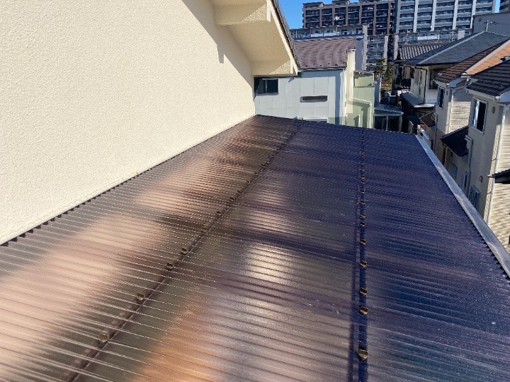 ベランダの塩ビ製波板屋根をポリカーボネート製波板屋根へ交換工したお住まい