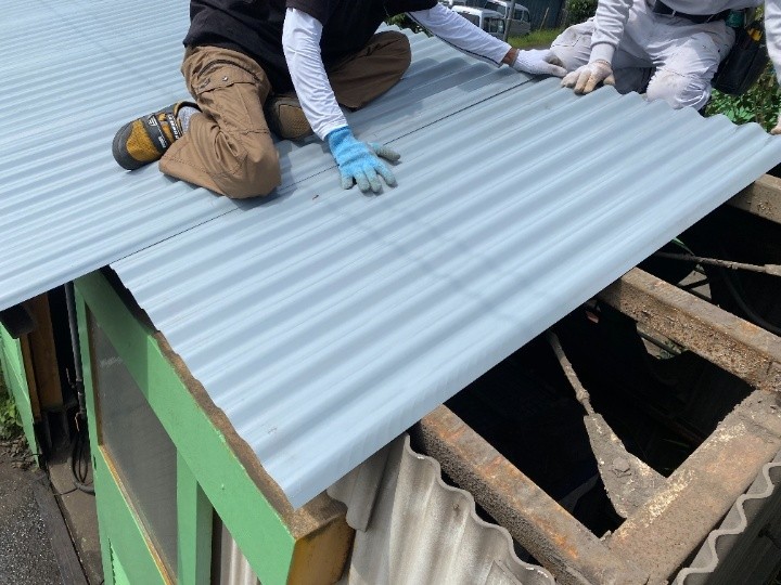 清掃後、大波金属屋根の葺き作業
