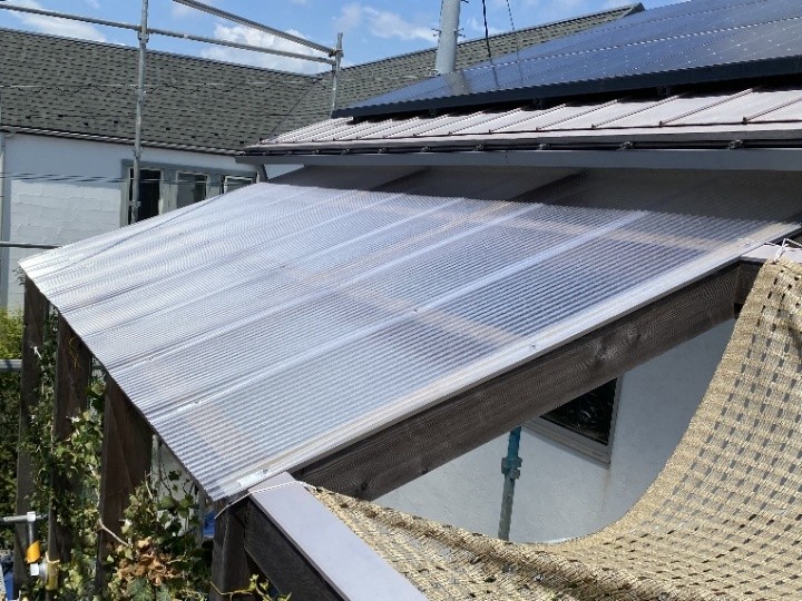 劣化したガルバリウム鋼板製波板屋根からポリカーボネート波板屋根へ交換工事