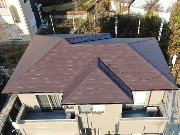 台風被害で傷んだスレート屋根をスーパーガルテクトで屋根カバー工法して谷部まで防水強化