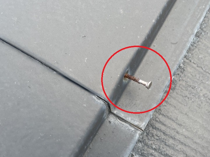 棟板金を固定する釘の浮きが見られた