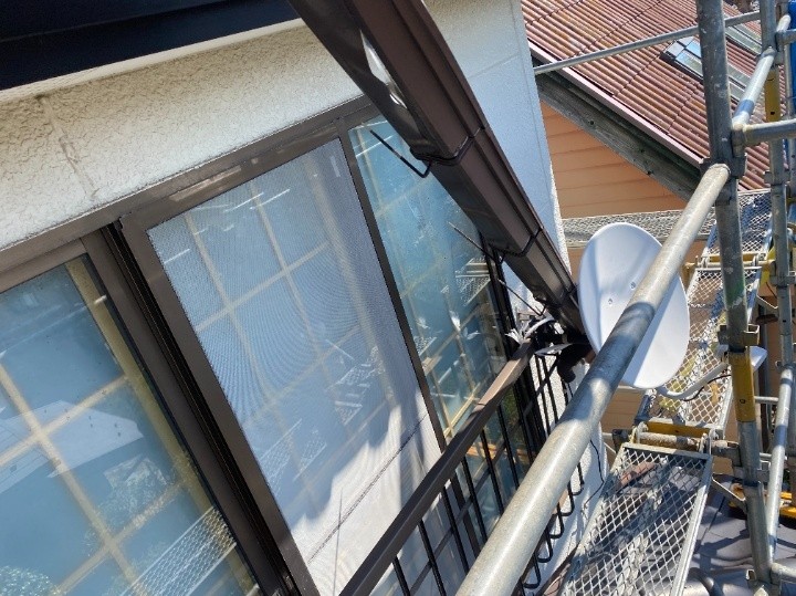 竪樋の傾きと固定金具の損傷