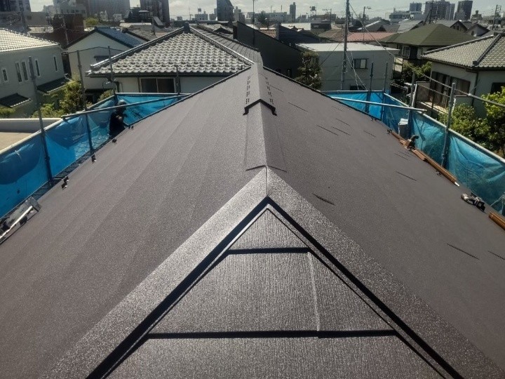 スレート屋根にスーパーガルテクトを用いて屋根カバー工事したお住まい
