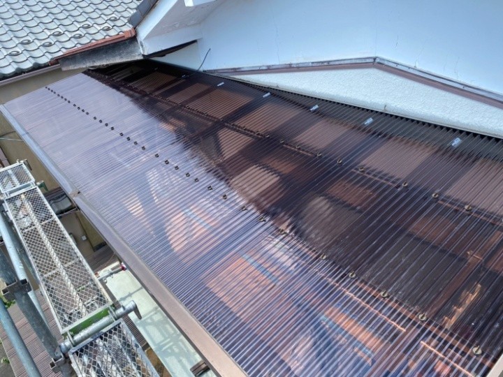 ベランダ波板屋根を熱線カットポリカ波板に交換復旧工事したお住まい
