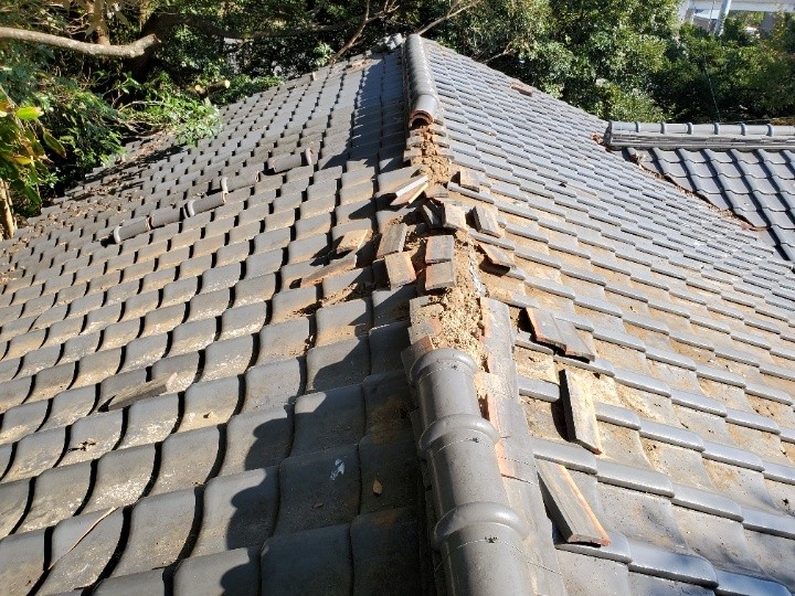 令和元年房総半島台風被害で棟が損壊した瓦屋根