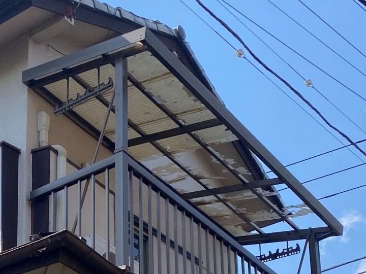 雹被害で半壊したベランダ波板屋根