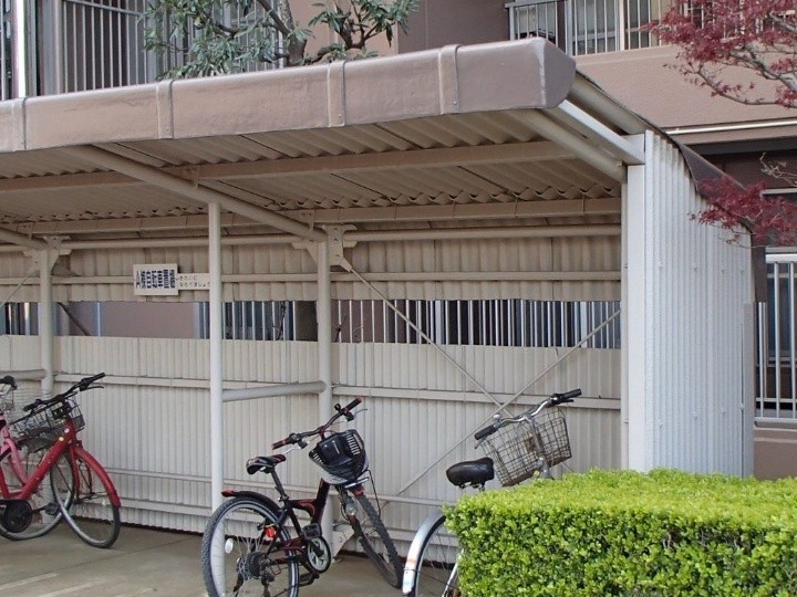 割れた駐輪場の屋根