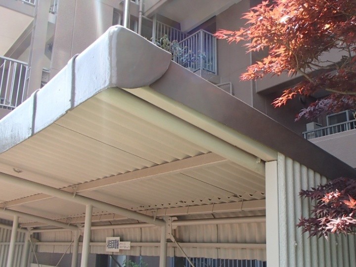 割れた駐輪場の屋根に大波スレートを採用した屋根交換工事を施工