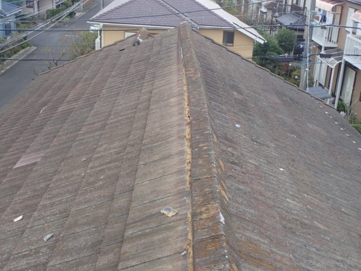 台風後にズレたセメント瓦屋根（棟瓦）