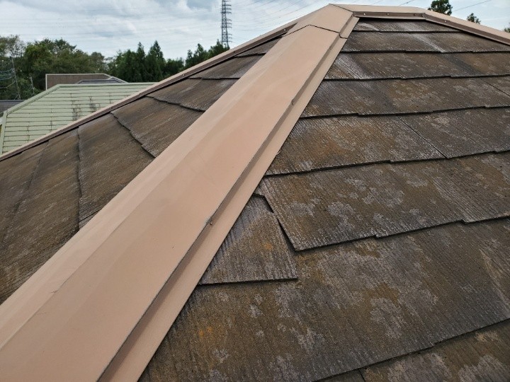 釘浮している棟板金