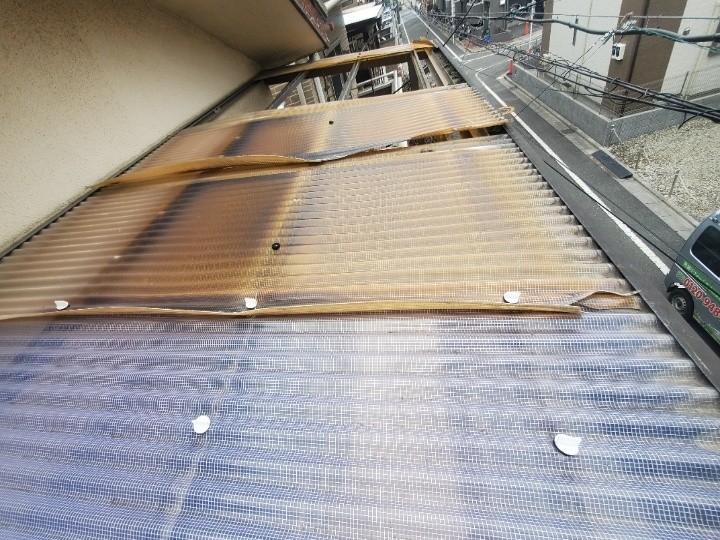 強風で損傷したベランダのポリカ波板屋根