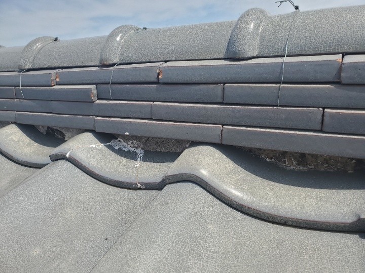 劣化で漆喰が崩れた瓦屋根（棟瓦）