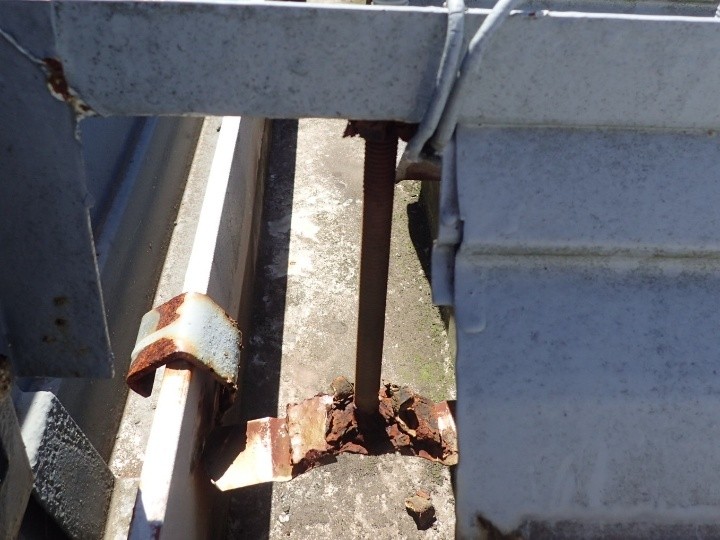 錆びて劣化した雨樋金具