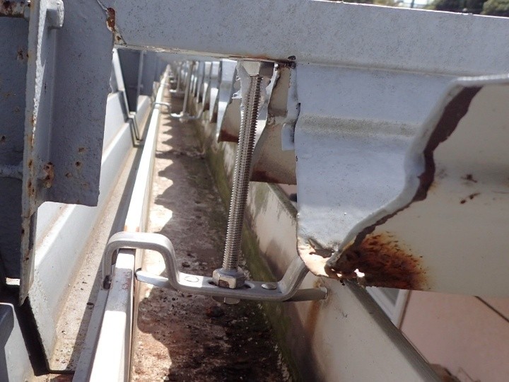 錆びて劣化した雨樋金具を新しくステンレス製雨樋金具へ交換工事