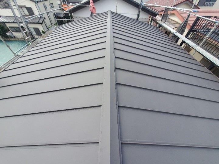 スレート屋根から立平葺きデコルーフ屋根へカバー工事したお住まい