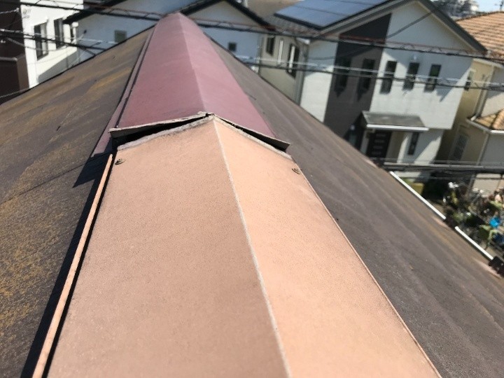 棟包みの端部が浮き、ずれが目視できる状態