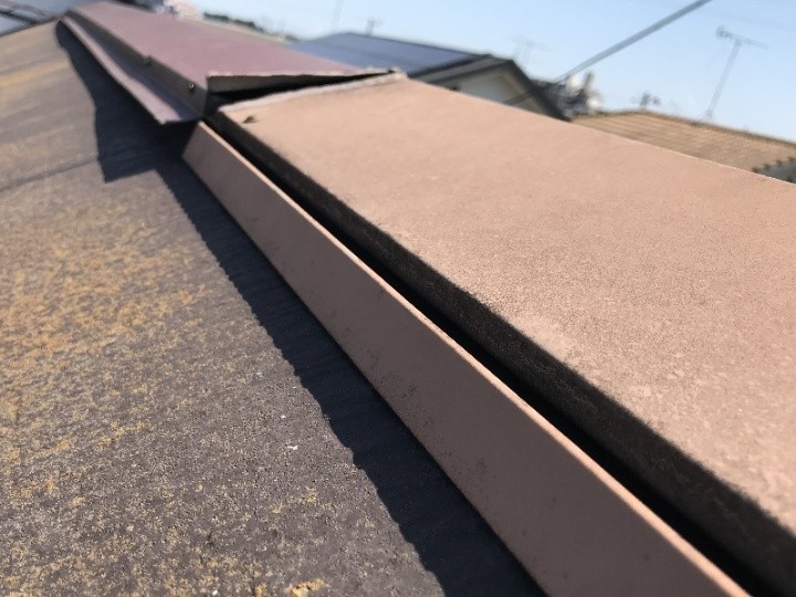 棟板金の重なりに隙間が出て、浮きが連続している