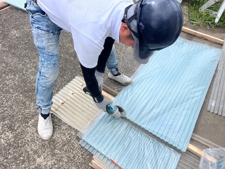 住友ベークライトのポリカ波板を寸法に合わせて加工